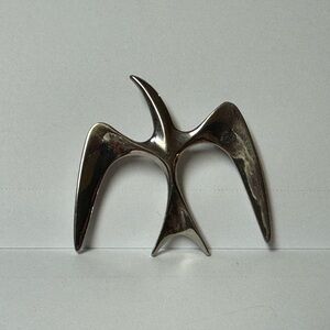 Sarah Coventry Vintage 1970s Silver Bird Brooch ‘Mr. Seagall’ or Bird in flight